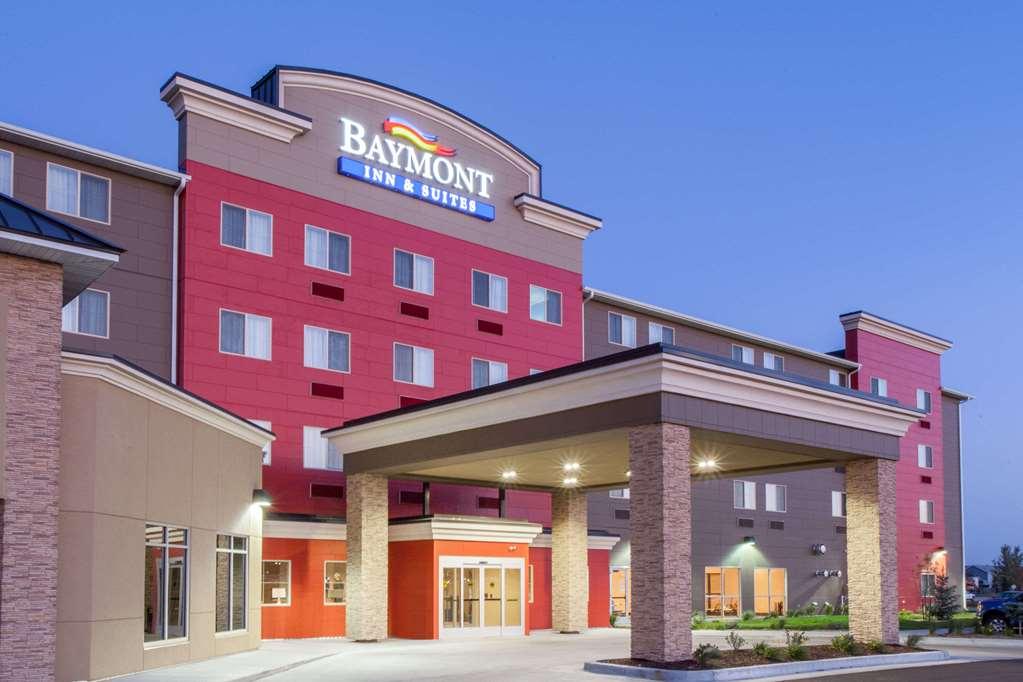 Baymont By Wyndham Grand Forks Hotell Exteriör bild